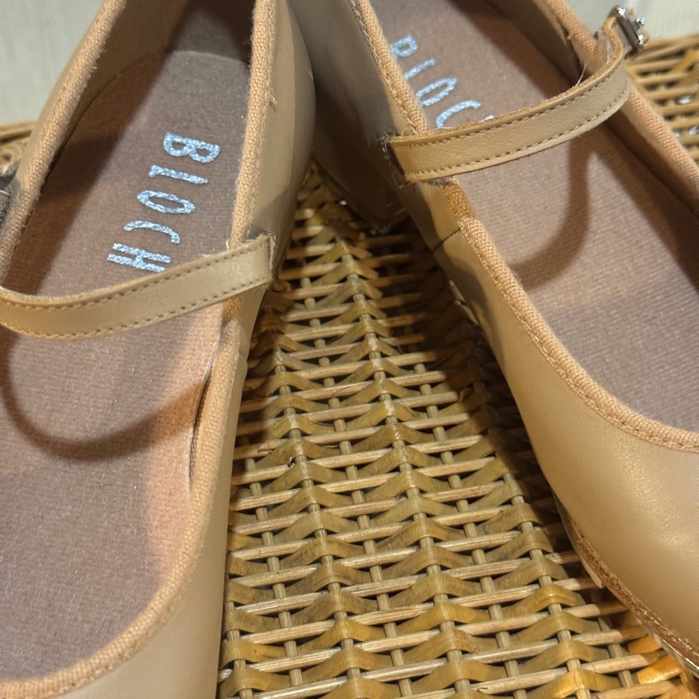 Bloch Beige Women's size 6N tap dance shoes